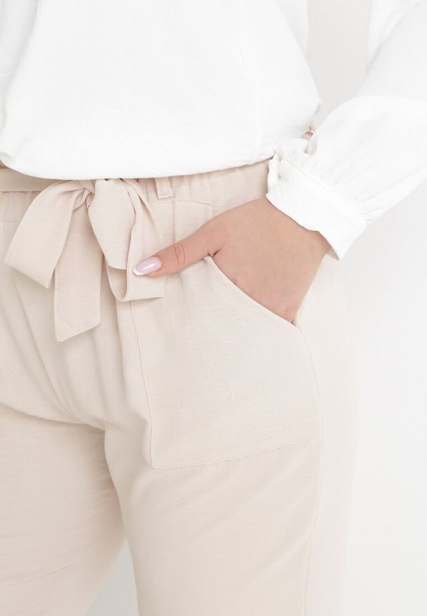 Born2be - Jasnobeżowe Szorty z Nogawką za Kolano z Gumką w Pasie i Wiązaniem Gentria. Okazja: na co dzień. Kolekcja: plus size. Kolor: beżowy. Materiał: materiał. Styl: casual