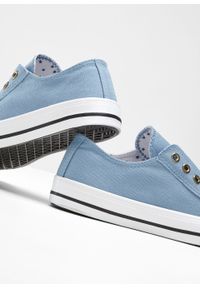 Sneakersy bonprix niebieski dżins. Kolor: niebieski #2