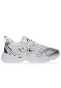 Buty Calvin Klein Retro Tennis Low Lace MH ML MR YW0YW01381-01V - biało-szare. Okazja: na co dzień. Kolor: biały, wielokolorowy, szary. Materiał: jeans, skóra, guma, materiał. Szerokość cholewki: normalna. Obcas: na platformie