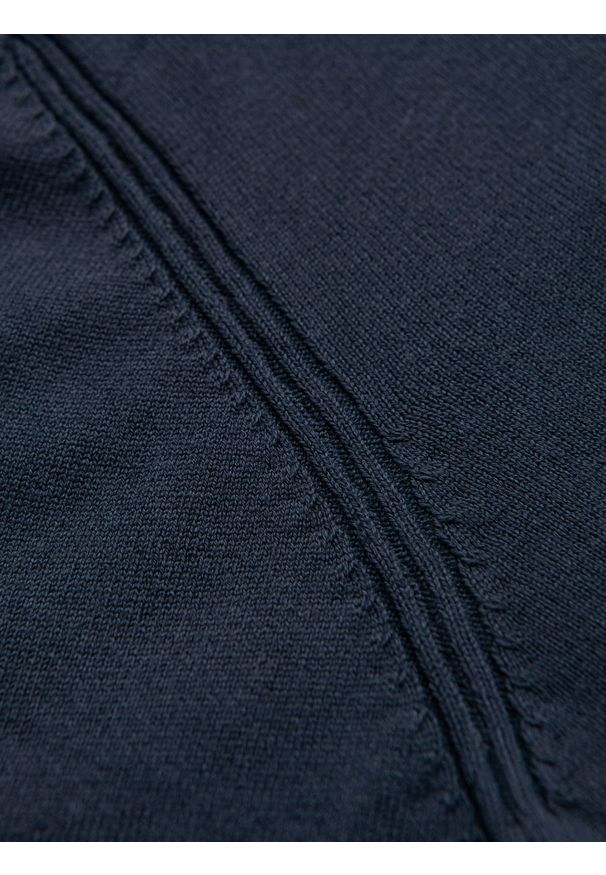 Ombre Clothing - Sweter męski z wiskozą i rozpinanym dekoltem – granatowy V4 OM-SWZS-0124 - XXL. Typ kołnierza: kołnierzyk stójkowy. Kolor: niebieski. Materiał: wiskoza. Wzór: gładki, aplikacja, ze splotem. Styl: elegancki