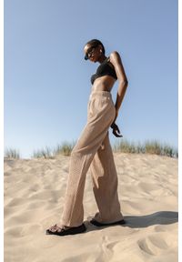 Marsala - Spodnie z plisowanej BAWEŁNY w kolorze BEIGE SAND - SAN TELMO-M. Stan: podwyższony. Kolor: beżowy. Materiał: bawełna. Długość: długie. Sezon: lato. Styl: klasyczny, elegancki