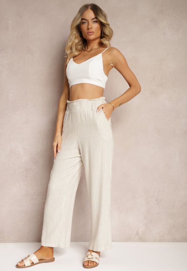 Renee - Jasnobeżowe Spodnie Regular w Prążki High Waist Sallamia. Okazja: na co dzień. Stan: podwyższony. Kolor: beżowy. Materiał: tkanina. Wzór: prążki. Styl: klasyczny, elegancki, casual