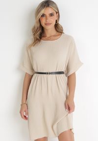 Born2be - Beżowa Plisowana Sukienka Pudełkowa z Paskiem Savima. Kolor: beżowy. Typ sukienki: oversize #3