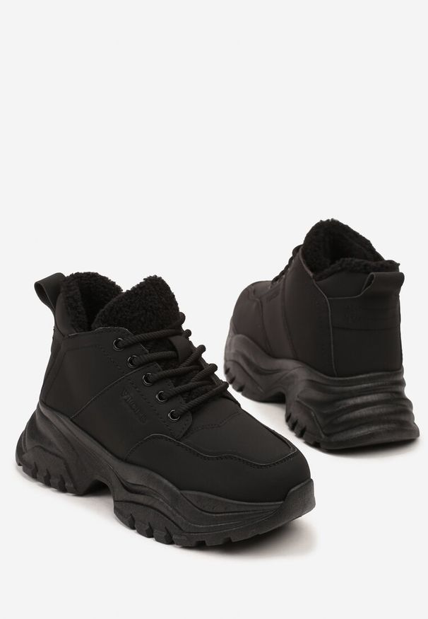 Renee - Czarne Trapery Sneakersy Vices na Platformie z Tłoczeniem Nirrise. Okazja: na co dzień. Kolor: czarny. Materiał: dresówka. Obcas: na platformie. Styl: casual