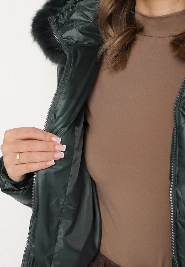 Born2be - Ciemnozielona Kurtka z Oryginalnym Pikowaniem i Kapturem z Futerkiem Nallisa. Okazja: do pracy, na co dzień, na spotkanie biznesowe. Kolor: zielony. Materiał: futro. Styl: casual, biznesowy