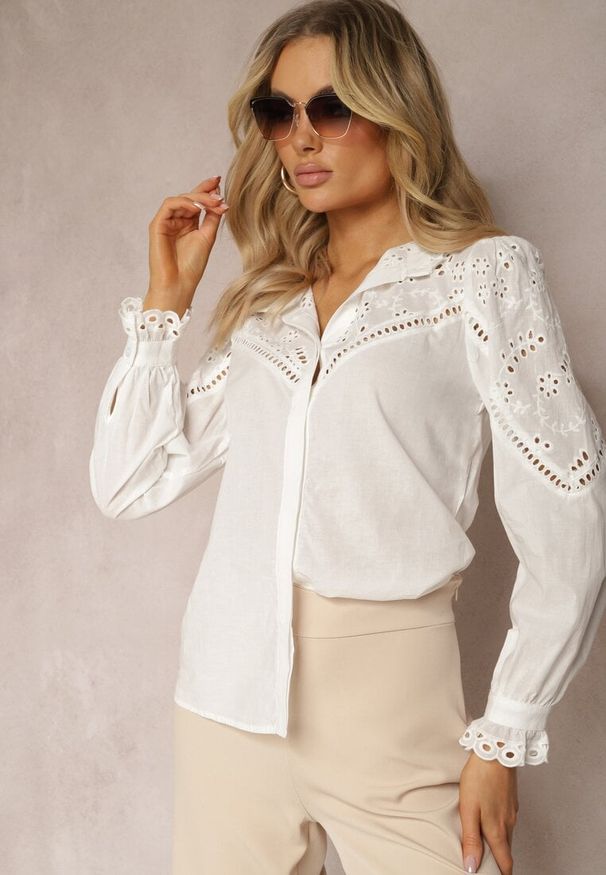 Renee - Biała Klasyczna Koszula w Stylu Boho z Bawełny z Ażurową Koronką Tilhila. Kolor: biały. Materiał: bawełna, koronka. Wzór: ażurowy, koronka. Styl: klasyczny, boho