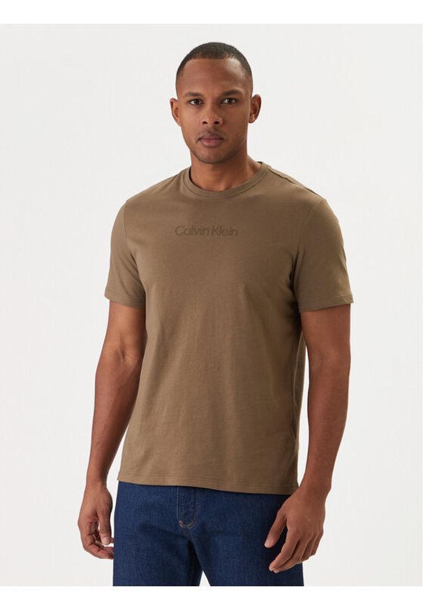 Calvin Klein T-Shirt Logo 30s LV04LD230G Brązowy Regular Fit. Kolor: brązowy. Materiał: bawełna