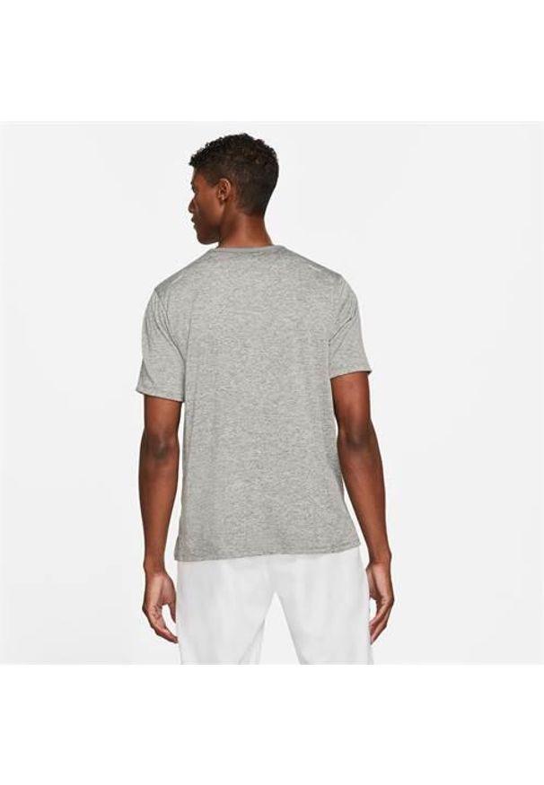 Koszulka treningowa męska Nike Drifit Rise 365. Kolor: szary. Długość rękawa: krótki rękaw. Długość: krótkie. Sport: bieganie
