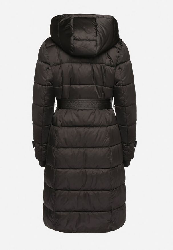 Born2be - Czarna Kurtka Pikowana o Długim Fasonie z Paskiem w Talii Delathiel. Okazja: na co dzień. Kolor: czarny. Materiał: jeans. Długość: długie. Styl: casual, elegancki, klasyczny