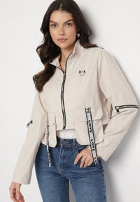 Born2be - Beżowy Płaszcz z Regulowaną Długością i Taśmami z Napisem Emmilou. Kolor: beżowy. Wzór: napisy. Sezon: wiosna, jesień #5