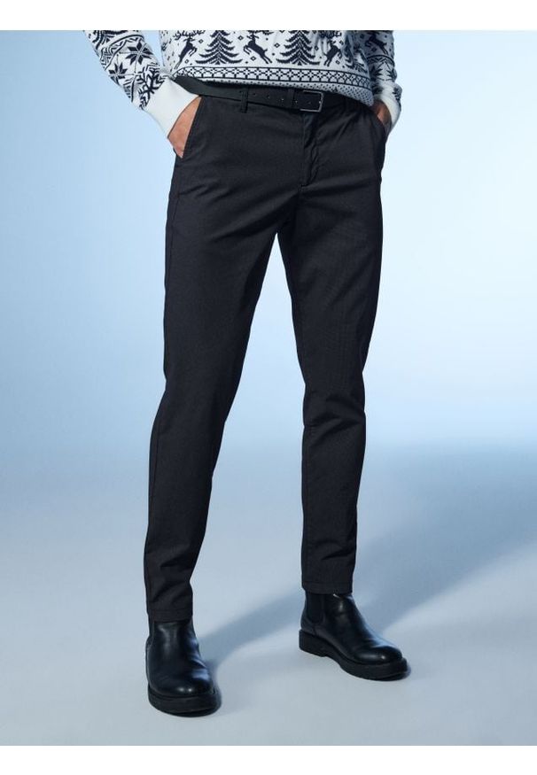 Sinsay - Eleganckie spodnie chino z paskiem - czarny. Kolor: czarny. Styl: elegancki