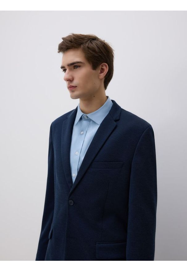 Reserved - Marynarka slim fit - granatowy. Kolor: niebieski. Materiał: dzianina, wiskoza