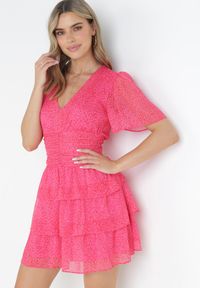 Born2be - Różowa Taliowana Sukienka Mini z Głębokim Dekoltem i Gumkami w Pasie Neetho. Kolor: różowy. Długość rękawa: krótki rękaw. Sezon: wiosna, lato. Długość: mini #5