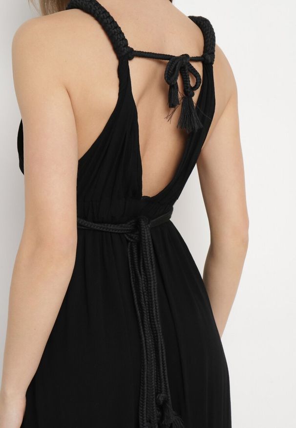 Born2be - Czarny Wiskozowy Kombinezon z Gumką w Pasie i Plecionym Sznurkiem z Lnem Evalin. Kolor: czarny. Materiał: wiskoza, len. Długość rękawa: na ramiączkach. Wzór: aplikacja