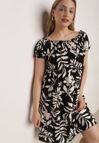 Born2be - Czarna Wiskozowa Sukienka Hiszpanka w Kwiatowy Wzór Berinira. Okazja: na co dzień. Typ kołnierza: dekolt hiszpanka. Kolor: czarny. Materiał: wiskoza. Wzór: kwiaty. Sezon: lato. Typ sukienki: z odkrytymi ramionami, proste. Styl: casual, elegancki #4
