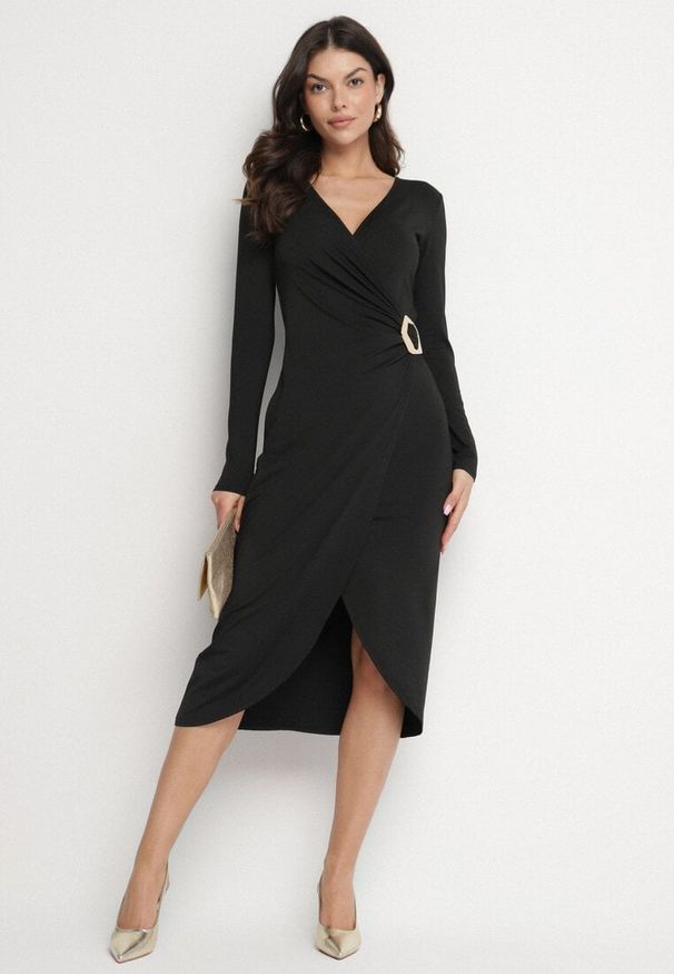 Born2be - Czarna Sukienka Taliowana z Kopertowymi Dekoltem i Metaliczną Aplikacją Ninolira. Kolor: czarny. Długość rękawa: długi rękaw. Wzór: aplikacja. Typ sukienki: kopertowe