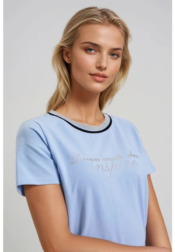 MOODO - Bluzka z napisem błękitna. Kolor: niebieski. Materiał: bawełna, elastan. Wzór: napisy