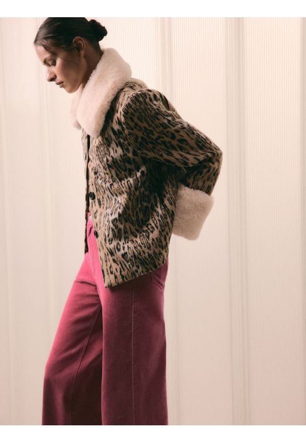 Reserved - Kurtka w żakardowy wzór panterki - wielobarwny. Materiał: żakard. Wzór: motyw zwierzęcy