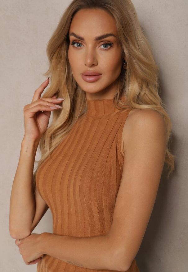 Renee - Ciemnobeżowy Top z Golfem i Wiskozą z Prążkowanego Materiału Lilithea. Okazja: na co dzień. Typ kołnierza: golf. Kolor: beżowy. Materiał: wiskoza, materiał, prążkowany. Styl: elegancki, casual