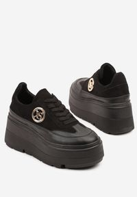 Born2be - Czarne Sneakersy Vices na Platformie Zdobione Okrągłą Aplikacją Wodvire. Okazja: na co dzień, na spacer. Nosek buta: okrągły. Kolor: czarny. Materiał: jeans. Szerokość cholewki: normalna. Wzór: aplikacja. Obcas: na platformie. Sport: turystyka piesza #5