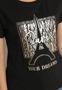 Born2be - Czarny Bawełniany Klasyczny T-shirt Ozdobiony z Przodu Metalicznym Nadrukiem Timazela. Okazja: na co dzień. Kolor: czarny. Materiał: bawełna. Wzór: nadruk, aplikacja. Styl: klasyczny #7