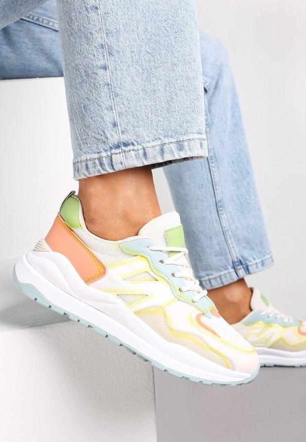 Renee - Biało-Pomarańczowe Sneakersy Przed Kostkę Zdobione Przeszyciami Flallesi. Wysokość cholewki: przed kostkę. Kolor: biały. Wzór: aplikacja