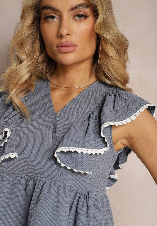 Renee - Granatowa Elegancka Bluzka Ozdobiona przy Ramionach Falbanką Gimemia. Kolor: niebieski. Wzór: aplikacja. Styl: elegancki