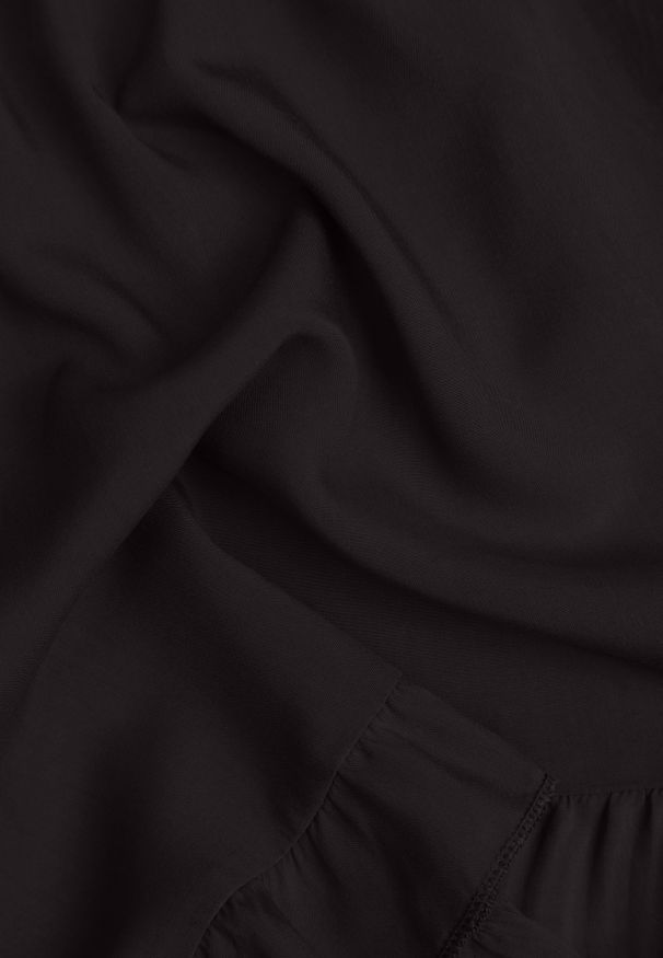 Renee - Czarne Szorty Agathima. Okazja: na co dzień. Kolor: czarny. Materiał: wiskoza. Długość: krótkie. Wzór: aplikacja, nadruk, gładki. Styl: casual