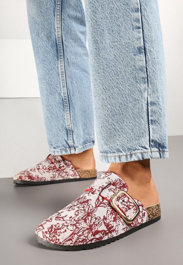 Renee - Czerwone Klapki Chodaki na Płaskiej Podeszwie w Kwiaty Ozdobione Klamrą Fonaris. Okazja: na co dzień, na spacer. Kolor: czerwony. Materiał: jeans. Wzór: aplikacja, kwiaty. Obcas: na płaskiej podeszwie. Styl: elegancki, casual. Wysokość obcasa: niski