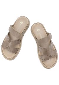 Klapki damskie Armodo, cholewka ze skóry naturalnej z ażurowymi perforacjami szeroki pasek z regulacją na rzep, beżowe, 40440. Kolor: beżowy. Materiał: skóra. Wzór: ażurowy #6