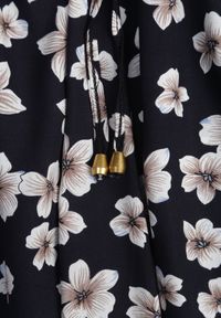 Renee - Granatowe Szorty Dolidze. Stan: podwyższony. Kolor: niebieski. Materiał: wiskoza, tkanina. Wzór: kwiaty #7