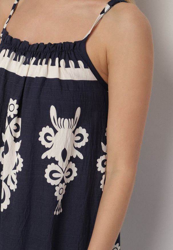 Born2be - Granatowa Sukienka o Rozkloszowanym Kroju na Ramiączkach w Etniczny Wzór Revoniae. Okazja: na co dzień. Typ kołnierza: dekolt w kształcie V. Kolor: niebieski. Długość rękawa: na ramiączkach. Styl: elegancki, casual