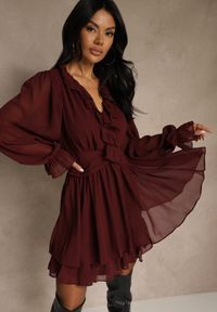 Renee - Bordowa Siateczkowa Sukienka o Rozkloszowanym Fasonie z Falbankami Zenniria. Okazja: na ślub cywilny, na co dzień, na imprezę, na wesele. Typ kołnierza: kołnierz z falbankami. Kolor: czerwony. Materiał: poliester. Styl: casual #4