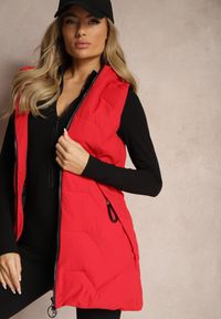 Renee - Czerwona Kamizelka Pikowana o Długim Kroju z Kapturem Zapinana na Suwak Terilenes. Okazja: na co dzień. Typ kołnierza: kaptur. Kolor: czerwony. Materiał: jeans. Długość: długie. Styl: casual, elegancki