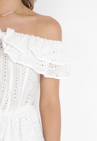Born2be - Biała Rozkloszowana Sukienka Mini Hiszpanka z Gumką w Pasie i Ozdobnym Haftem Lenia. Typ kołnierza: dekolt hiszpanka. Kolor: biały. Materiał: tkanina. Wzór: haft. Długość: mini #3