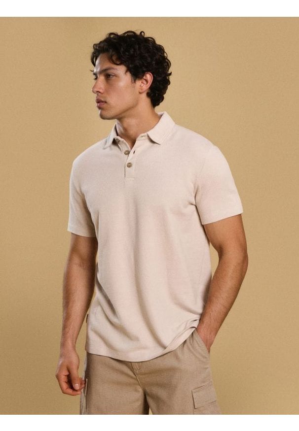 Sinsay - Bawełniana koszulka polo - kremowy. Typ kołnierza: polo. Kolor: kremowy. Materiał: bawełna