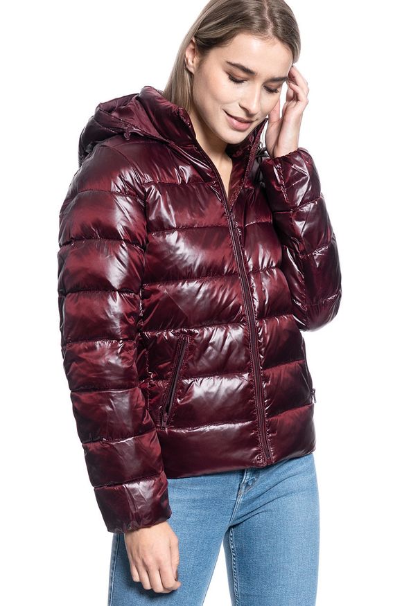 Wrangler - KURTKA DAMSKA WRANGLER SHORT PUFFER TAWNY PORT W4N1V0X7O 112129159. Materiał: puch. Sezon: zima