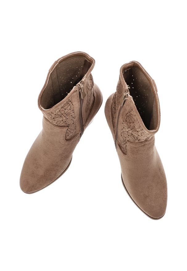Brązowe Botki S.Barski Stylowe Obuwie Damskie. Okazja: na co dzień. Zapięcie: zamek. Kolor: brązowy. Szerokość cholewki: normalna. Wzór: ażurowy, aplikacja, kwiaty. Materiał: materiał. Obcas: na obcasie. Styl: elegancki. Wysokość obcasa: średni