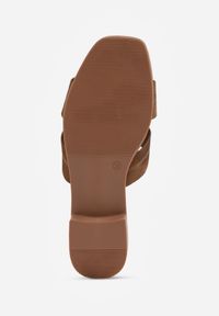 Renee - Jasnobrązowe Klapki VICES na Niskim Obcasie z Paskiem z Wycięciami Ateriko. Kolor: brązowy. Materiał: jeans. Obcas: na obcasie. Styl: klasyczny, elegancki. Wysokość obcasa: niski #3