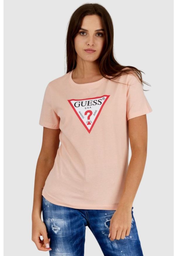 Guess - GUESS Brzoskwiniowy t-shirt damski z trójkątnym logo, Rozmiar M. Kolor: pomarańczowy. Wzór: nadruk
