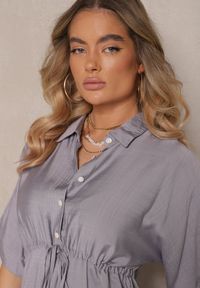 Renee - Szara Wiskozowa Sukienka o Koszulowym Kroju z Wiązaniem w Talii Nanovias. Okazja: do pracy, na co dzień. Typ kołnierza: kołnierzyk klasyczny. Kolor: szary. Materiał: wiskoza. Długość rękawa: krótki rękaw. Typ sukienki: koszulowe. Styl: klasyczny, casual, elegancki