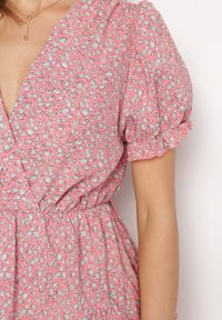 Born2be - Różowa Sukienka Mini z Falbankami i Kopertowym Dekoltem z Gumką w Talii Isarola. Typ kołnierza: kołnierz z falbankami. Kolor: różowy. Wzór: kwiaty. Sezon: lato. Typ sukienki: kopertowe. Długość: mini #5