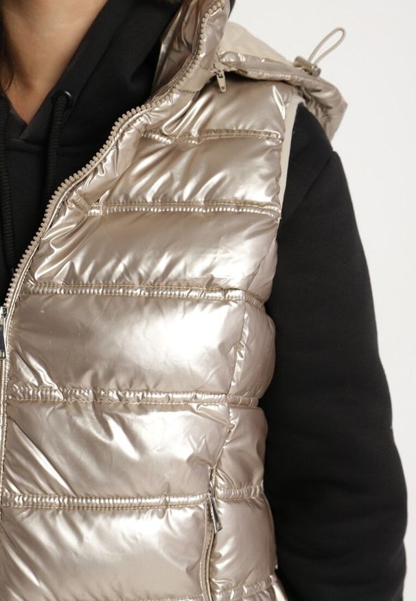 Born2be - Złota Kamizelka z Odpinanym Kapturem i Pikowaniem Zinnethira. Okazja: na co dzień. Kolor: złoty. Materiał: jeans. Styl: casual, elegancki