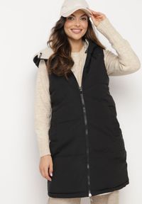 Born2be - Czarna Pikowana Kamizelka Dwustronna z Futerkiem Typu Baranek i Kapturem Lertiala. Okazja: na co dzień. Kolor: czarny. Materiał: futro. Wzór: aplikacja. Styl: casual, elegancki, klasyczny #1
