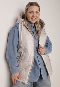 Born2be - Jasnoszara Kamizelka z Nieodpinanym Kapturem i Geometrycznym Pikowaniem Kalousa. Okazja: na co dzień. Kolor: szary. Materiał: jeans, dresówka. Długość rękawa: długi rękaw. Wzór: geometria. Styl: casual, klasyczny #1