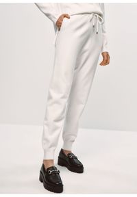 Ochnik - Kremowe spodnie dresowe damskie. Kolor: biały. Materiał: wiskoza #1