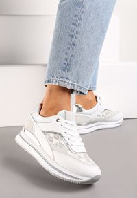 Renee - Białe Eleganckie Sneakersy z Brokatem i Metalicznymi Naszywkami Desmerana. Kolor: biały. Wzór: aplikacja #5