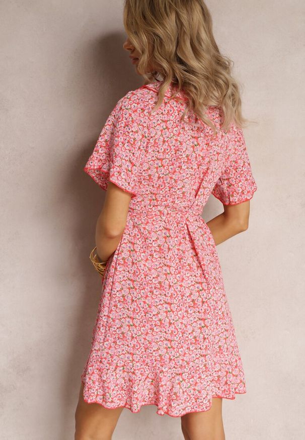 Renee - Czerwona Sukienka Kopertowa z Falbankami Aovene. Typ kołnierza: kołnierz z falbankami. Kolor: czerwony. Materiał: materiał. Typ sukienki: kopertowe. Długość: mini