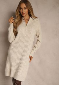 Renee - Jasnobeżowa Sweterkowa Sukienka z Bawełną i Wełną Ozdobiona Suwakiem Reinda. Okazja: na imprezę, na co dzień. Kolor: beżowy. Materiał: wełna, bawełna. Wzór: aplikacja. Typ sukienki: oversize, proste. Styl: casual. Długość: midi #2