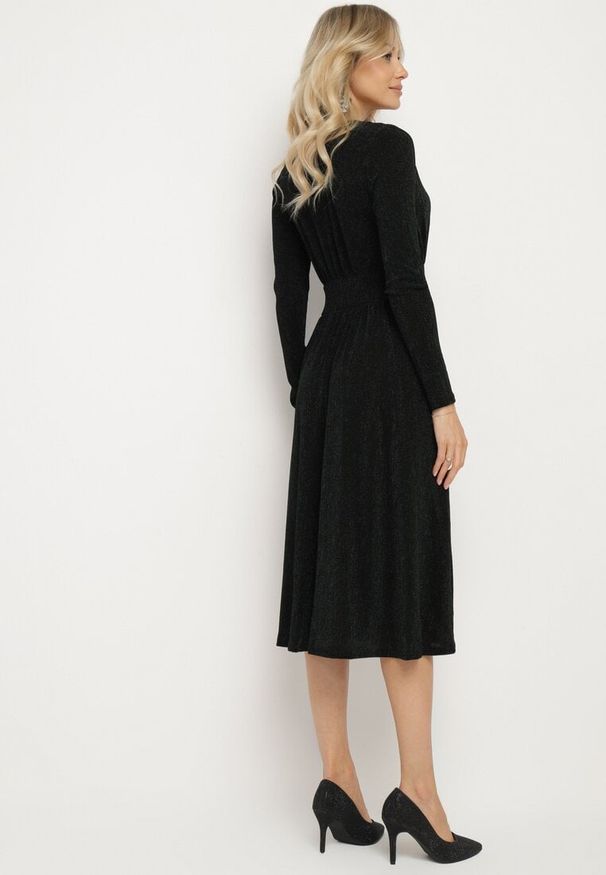 Born2be - Zielona Taliowana Sukienka z Wiskozą o Rozkloszowanym Kroju Zdobiona Metaliczną Nicią Mesinae. Okazja: do pracy, na spotkanie biznesowe. Typ kołnierza: dekolt w kształcie V. Kolor: zielony. Materiał: wiskoza. Długość rękawa: długi rękaw. Wzór: aplikacja. Typ sukienki: rozkloszowane. Styl: wizytowy, glamour, biznesowy, elegancki